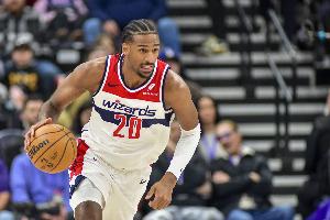 没手感！萨尔半场10中3拿到8分5助 三分4中0